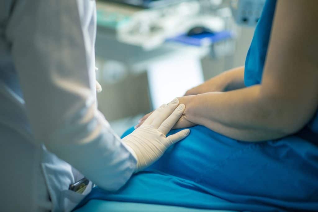 Compassion entre une infirmière et son patient