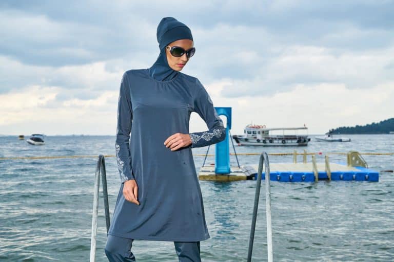 Photo d'un mannequin portant un burkini à la plage