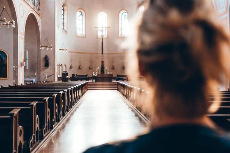 Catholique et homosexuel(le) : un accès particulier pour vivre le Credo